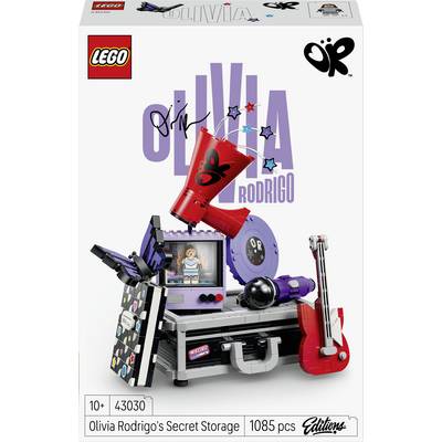 Confezione LEGO Olivia Rodrigo's Secret Storage che mostra una scatola espositiva nera e viola con una chitarra rossa e accessori, etichettata 43030, 1085 pezzi, 10+.