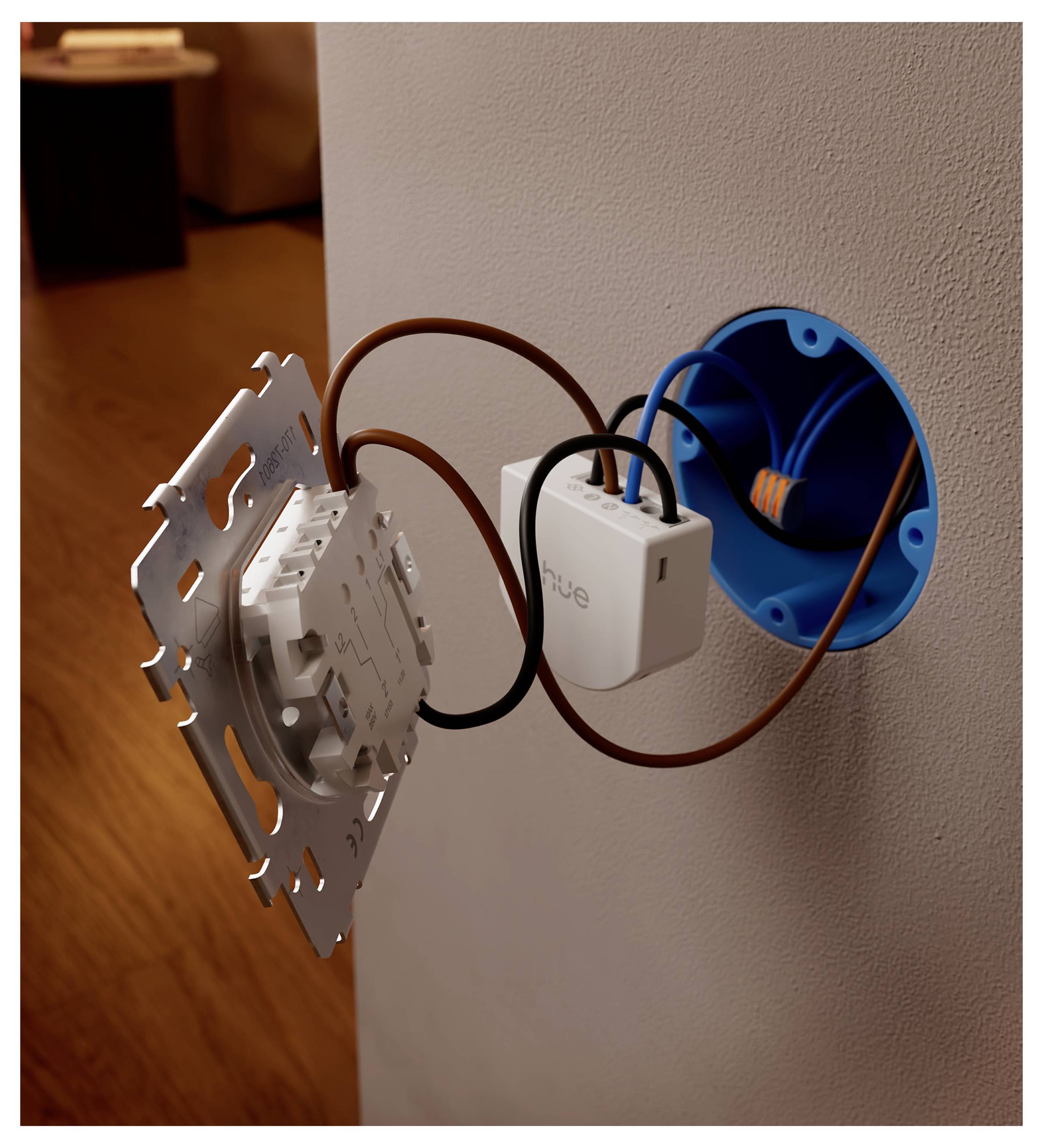Un interruttore intelligente parzialmente installato con cablaggio esposto e una scatola di giunzione murale blu in un interno residenziale.