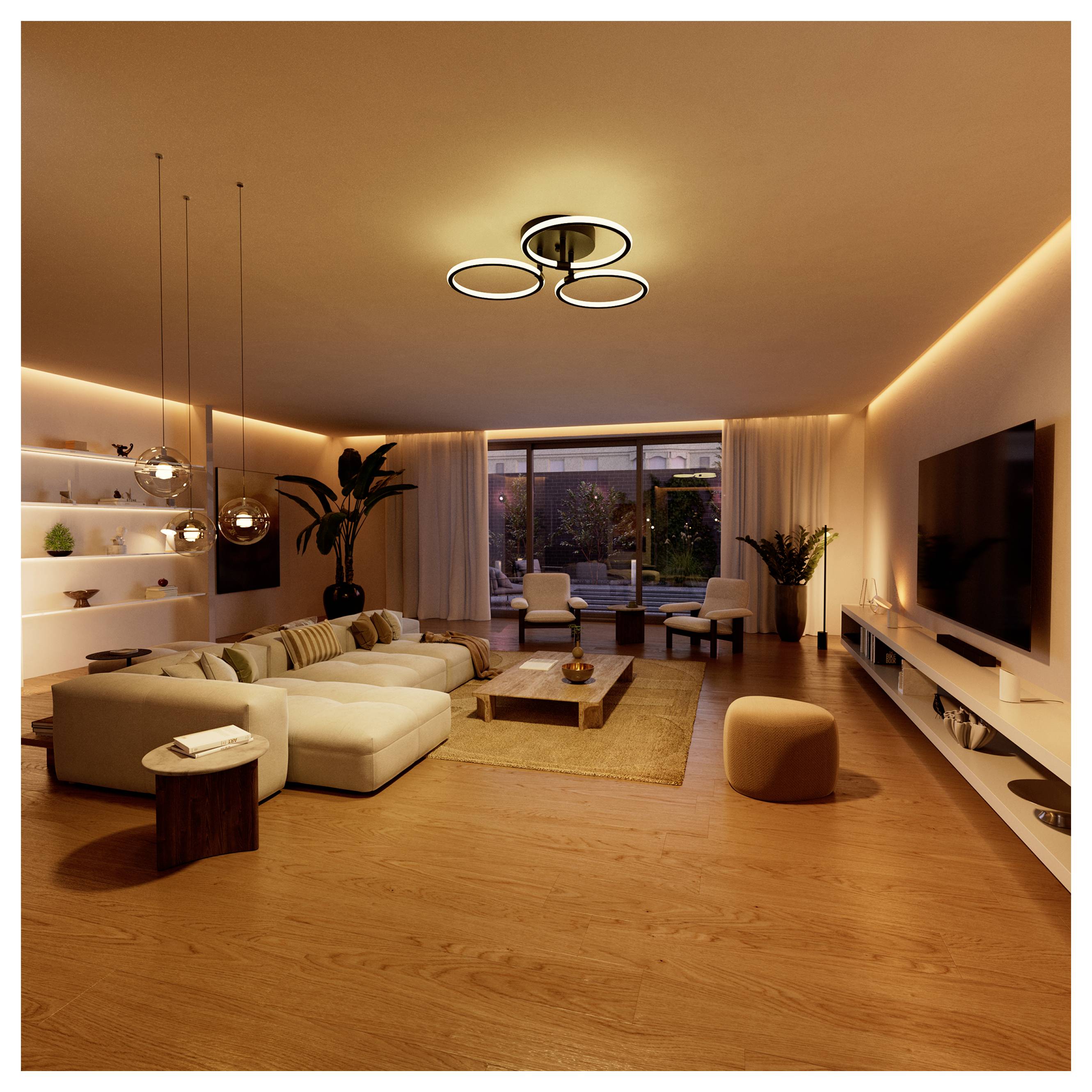 Soggiorno moderno con divano componibile, tavolino da caffè basso, TV montata a parete, illuminazione LED calda, pavimenti in legno e ampia finestra che si affaccia su un patio.