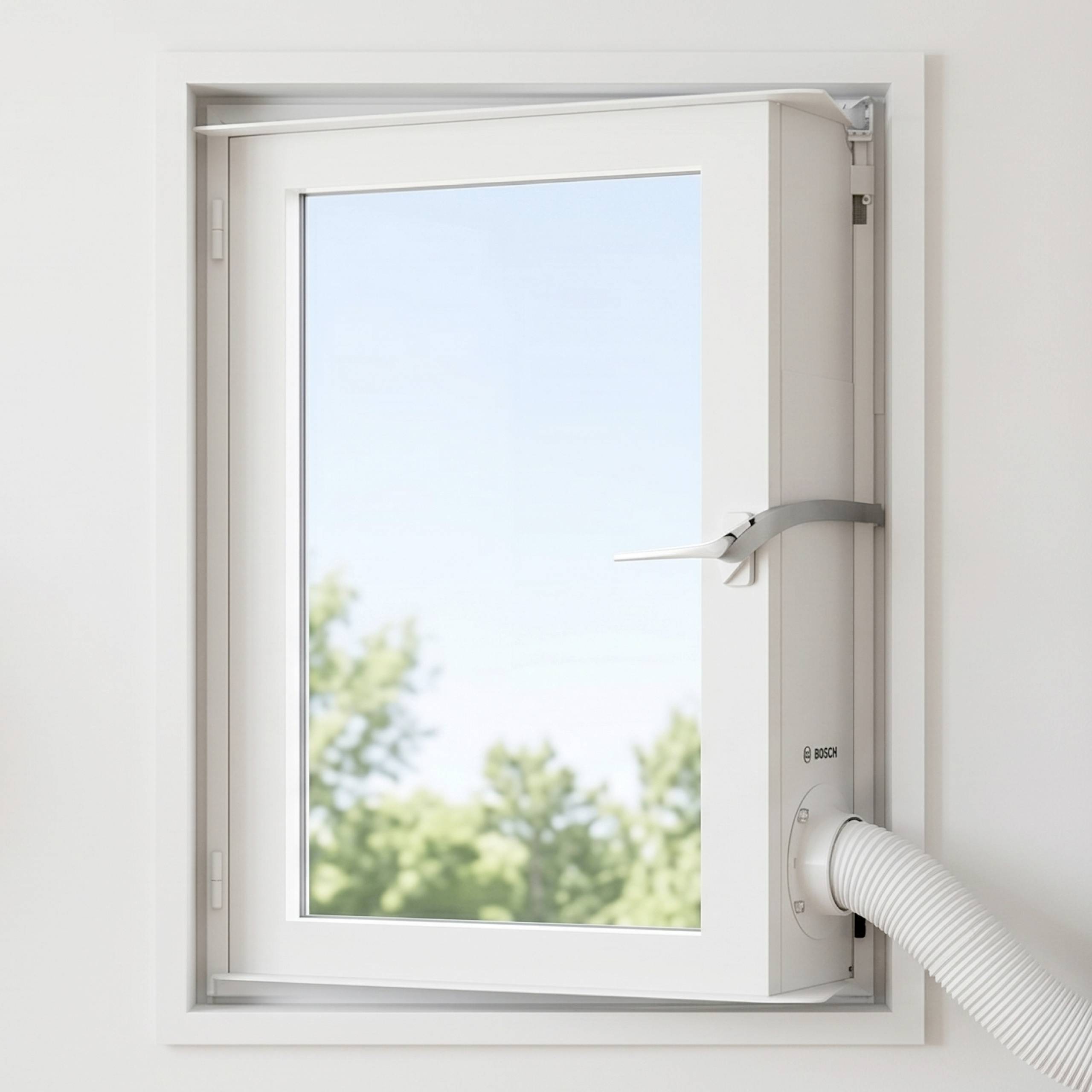Finestra parzialmente aperta dotata di tubo, che mostra un sistema di raffreddamento ventilato o di scarico