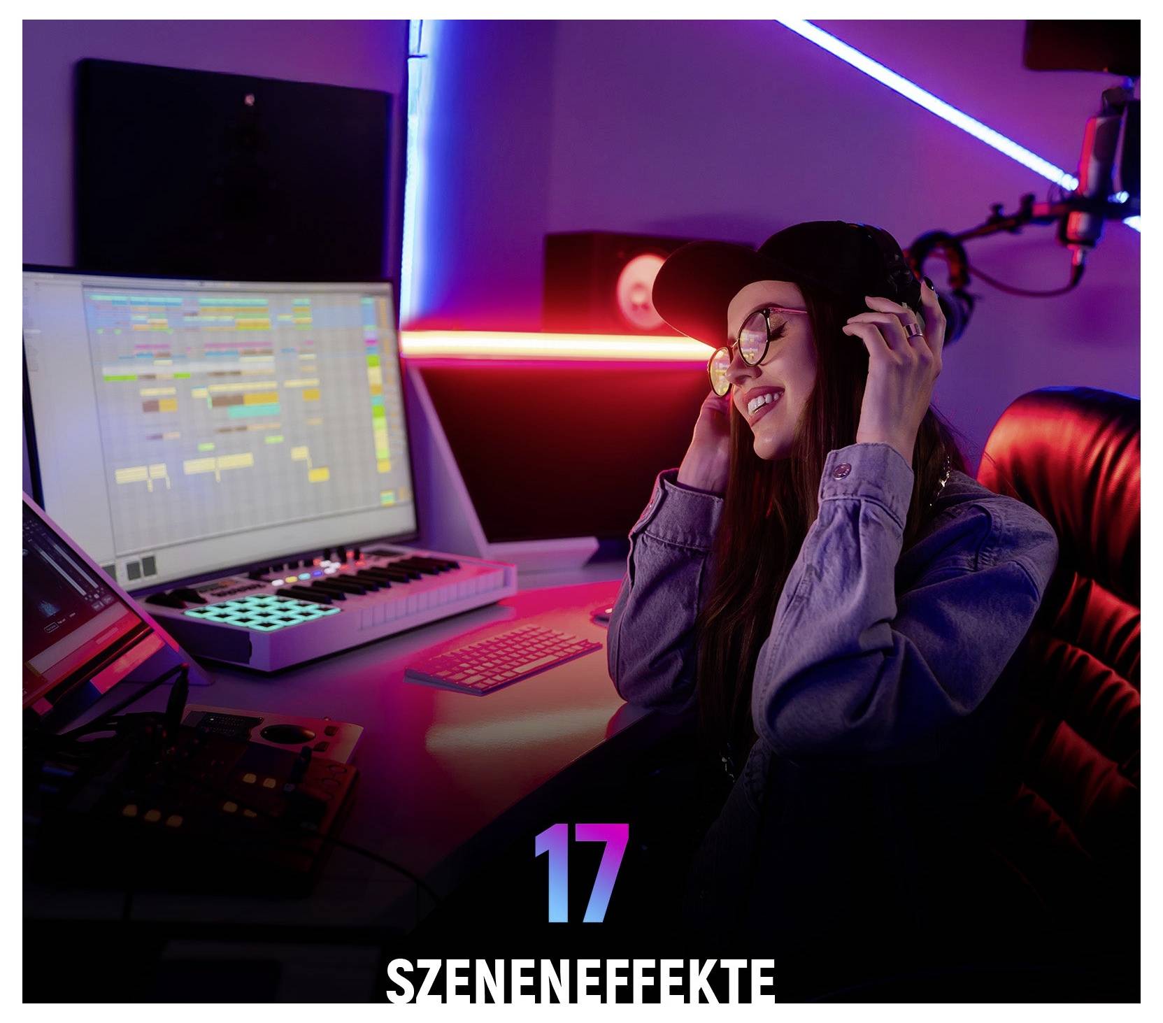 Donna che indossa cuffie in uno studio musicale illuminato al neon, sorridente davanti a un computer con software audio e un microfono; il testo recita '17 EFFETTI SCENICI'.