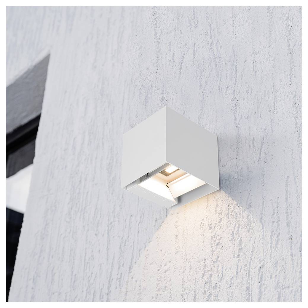 Luce da esterno moderna bianca montata a parete che emette una luce calda su un muro in stucco bianco texturizzato.