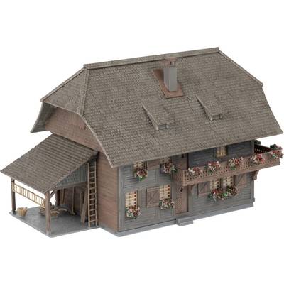 Modello 3D di una fattoria rustica a due piani con tetto inclinato in scandole, portico coperto e cassette di fiori su sfondo bianco.