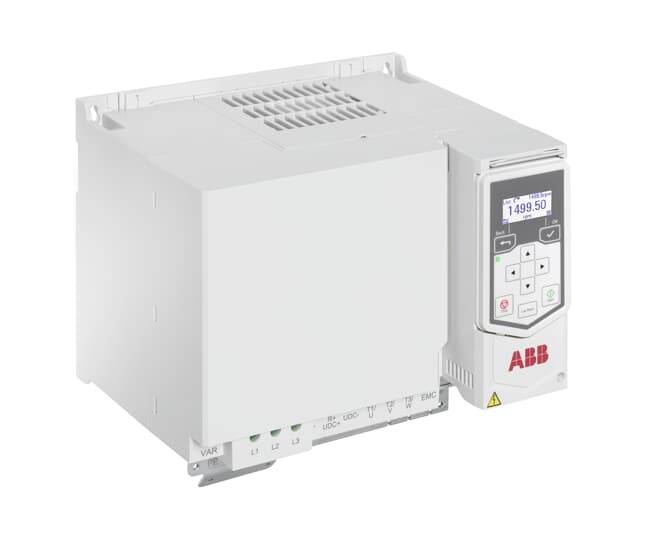 Azionamento a frequenza variabile ABB/controllore con display a tastiera digitale montato sul lato destro di un'unità industriale bianca