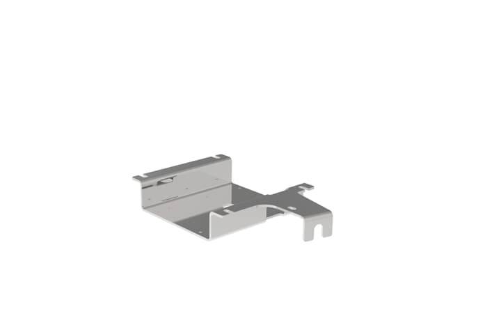 Un supporto di montaggio in metallo argentato con linguette piegate e slot, mostrato isolato su sfondo bianco.