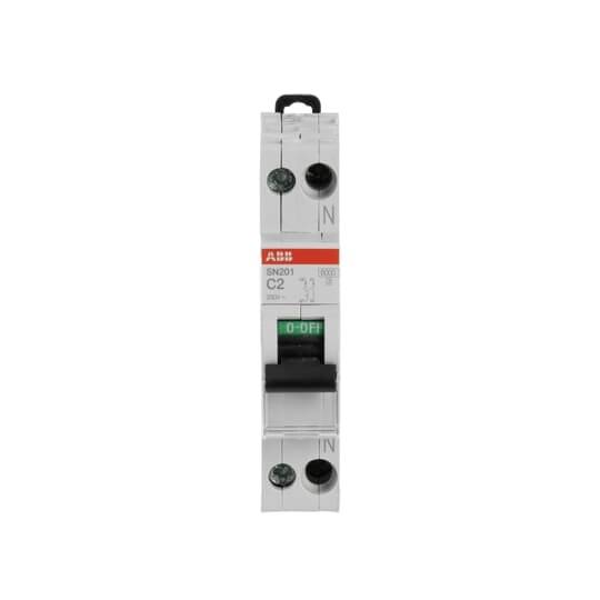 Interruttore automatico monopolare ABB con interruttore '0-OFF' e classificazione C2, mostrato frontalmente su uno sfondo bianco.