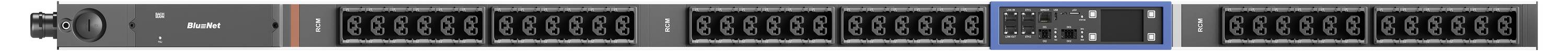 Un pannello frontale di un dispositivo audio montato a rack con pulsanti di alimentazione e controllo, multiple porte di ingresso/uscita e un piccolo display illuminato in blu a destra.