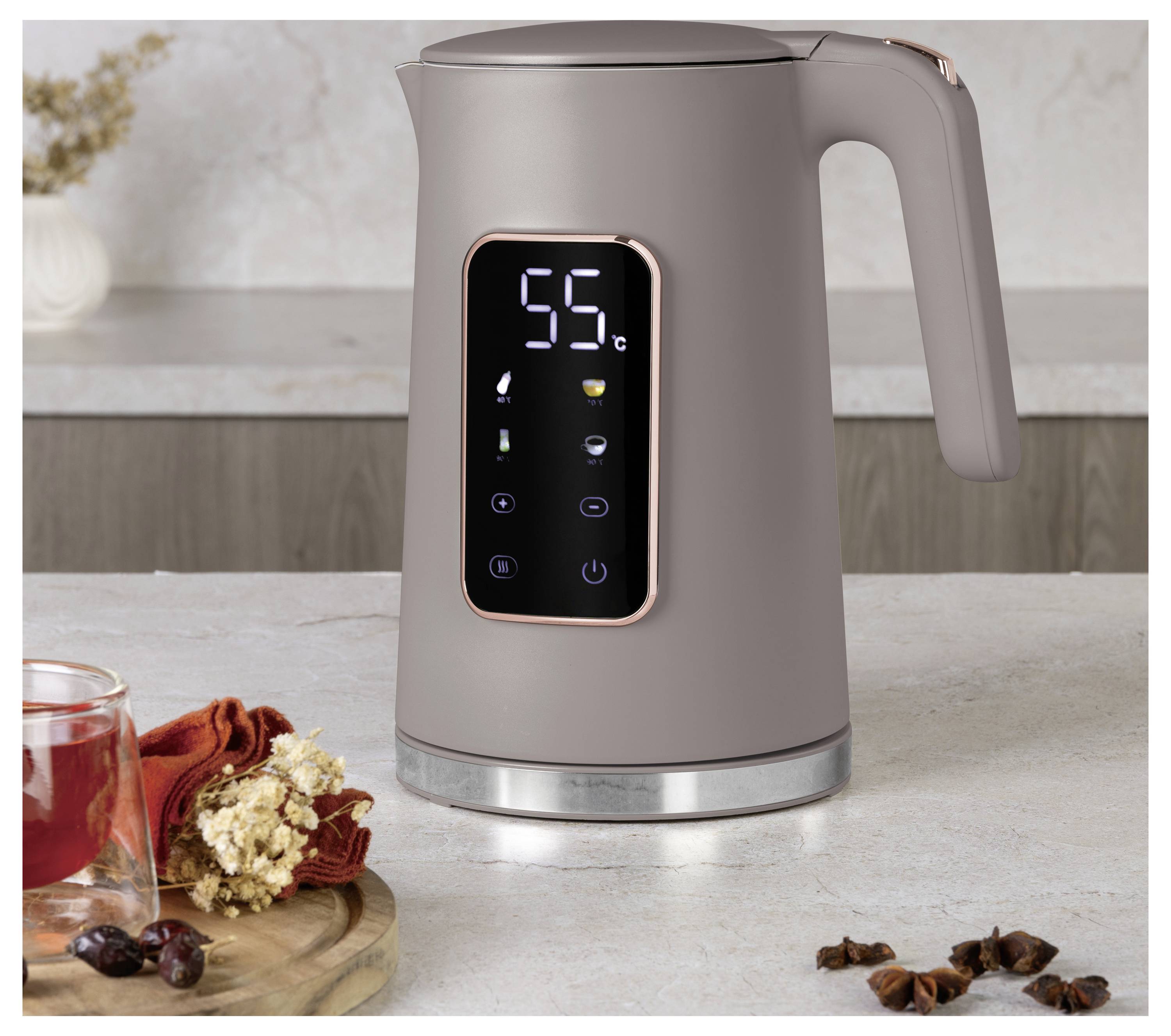 Bollitore elettrico moderno su un piano cucina, con un display digitale che mostra 55°C e controlli tattili.
