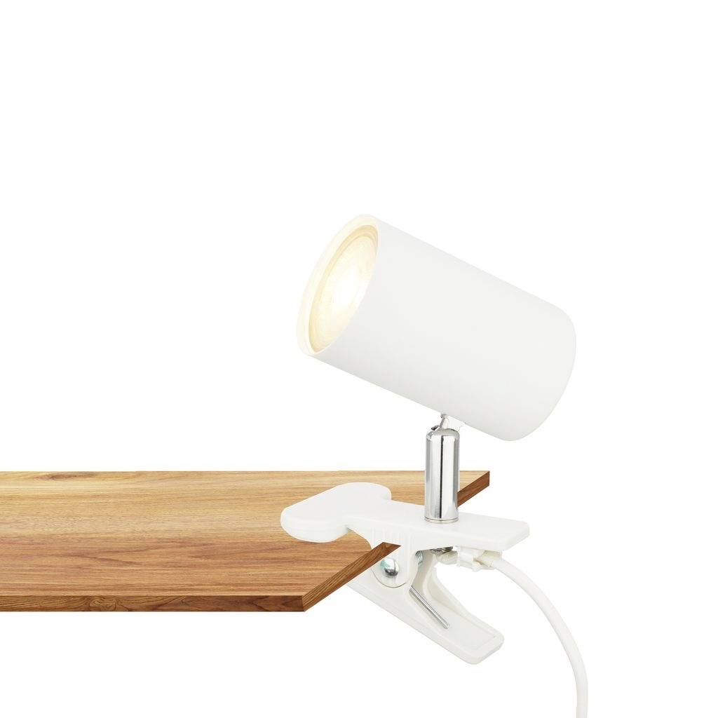 Faretto con clip bianco agganciato al bordo di uno scaffale in legno, inclinato verso il basso e illuminato su uno sfondo bianco neutro.