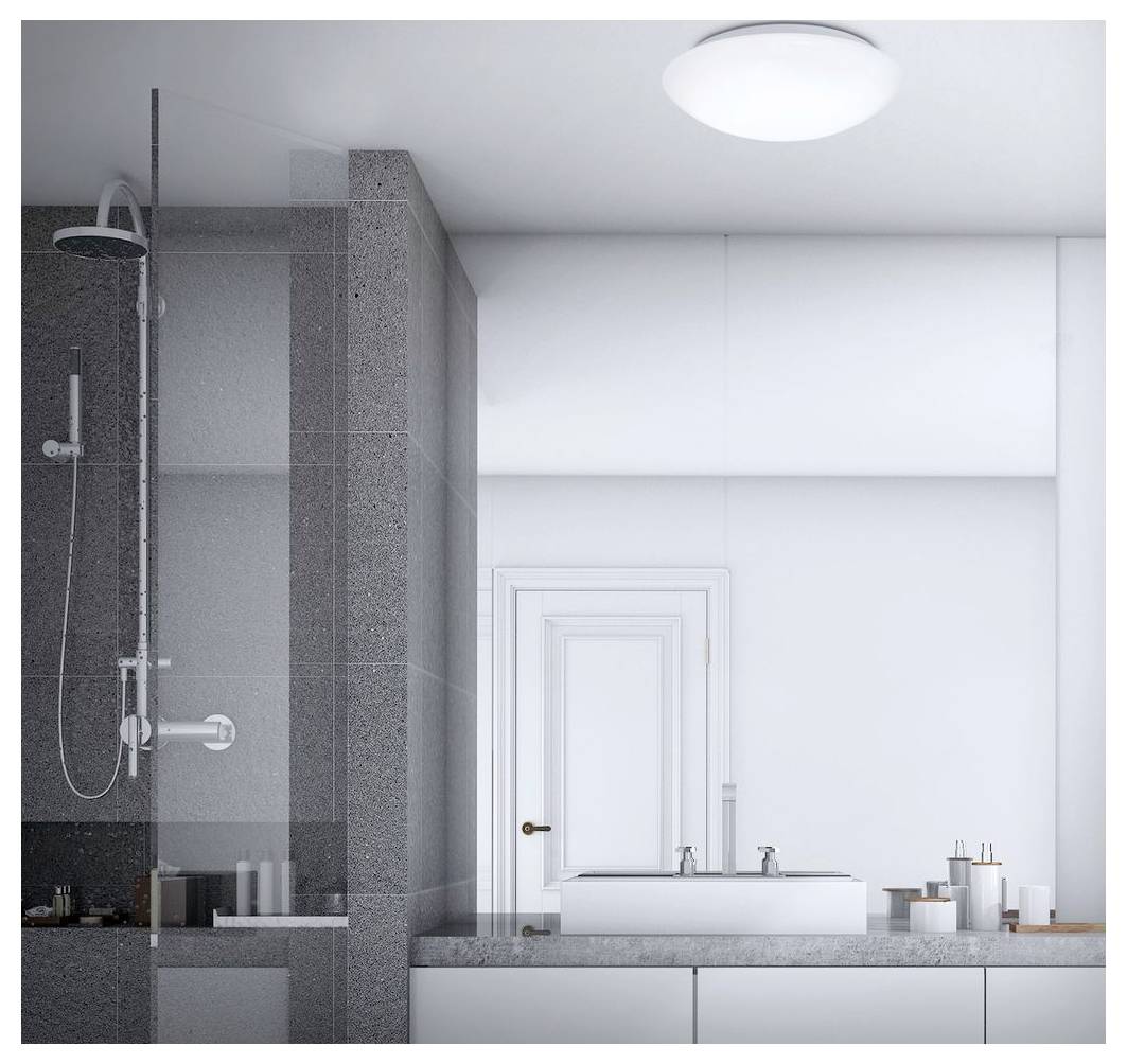 Bagno moderno con una doccia recintata in vetro a sinistra e un mobile da bagno bianco con lavabo e specchio a destra.
