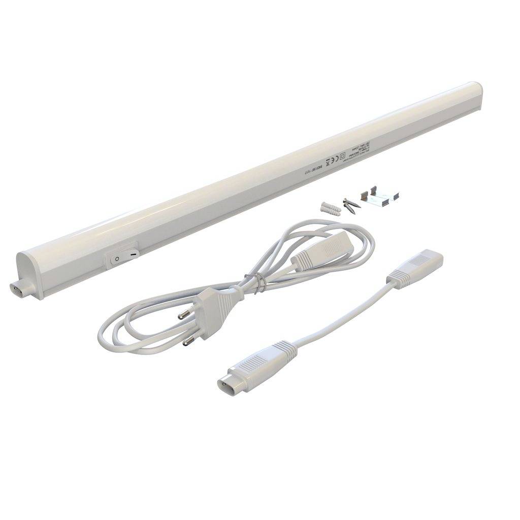 Barra luminosa LED bianca con cavo di alimentazione, adattatore di corrente e ferramenta di montaggio disposti su sfondo bianco.