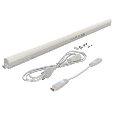 Barra luminosa LED bianca con cavo di alimentazione, adattatore di corrente e ferramenta di montaggio disposti su sfondo bianco.