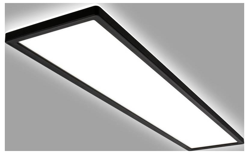 Un moderno pannello luce LED da soffitto rettangolare che emette una luce bianca brillante con una cornice nera su uno sfondo grigio.