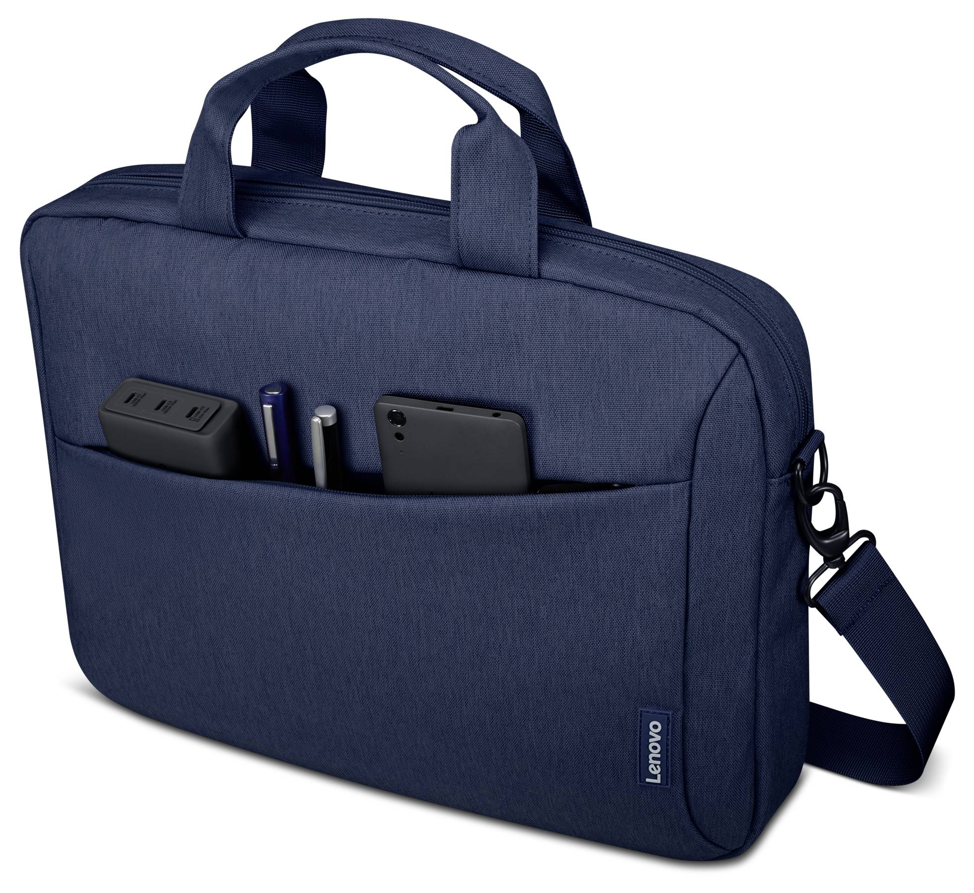Valigetta per laptop Lenovo blu navy con maniglie, tracolla e tasca anteriore che contiene un power bank, penne e uno smartphone.