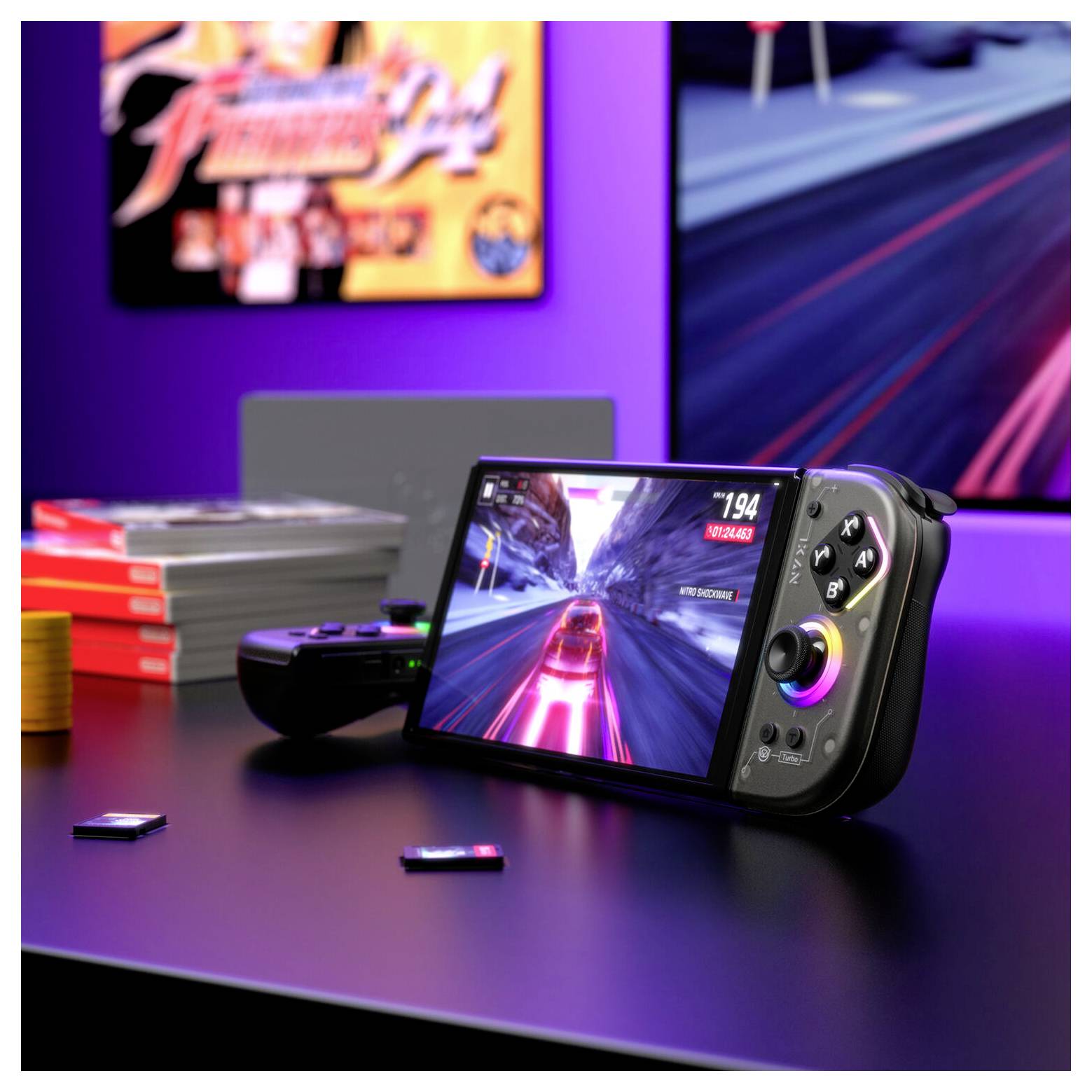 Console portatile per videogiochi su una scrivania mostra un gioco di corse sullo schermo, con controller aggiuntivo e custodie di giochi sullo sfondo.