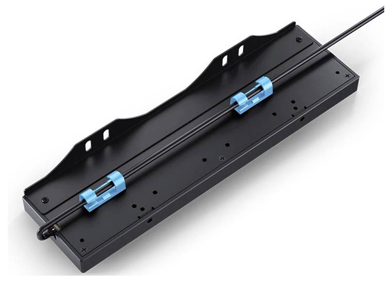 Staffa di montaggio rettangolare nera con due clip per cavi blu che tengono una barra o un cavo, mostrata su sfondo bianco.