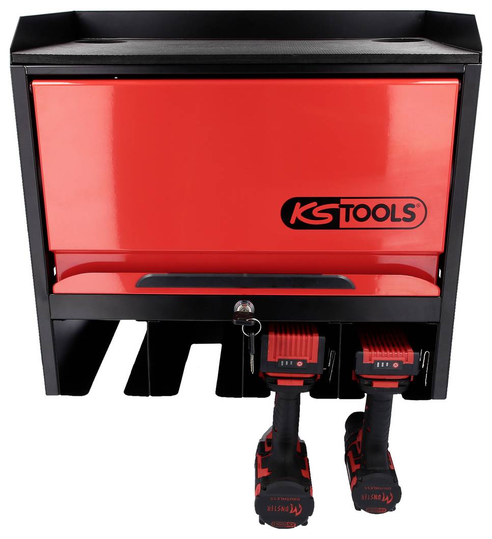 Armadio da parete KS Tools rosso con serratura e due utensili elettrici cordless appesi sotto di esso.