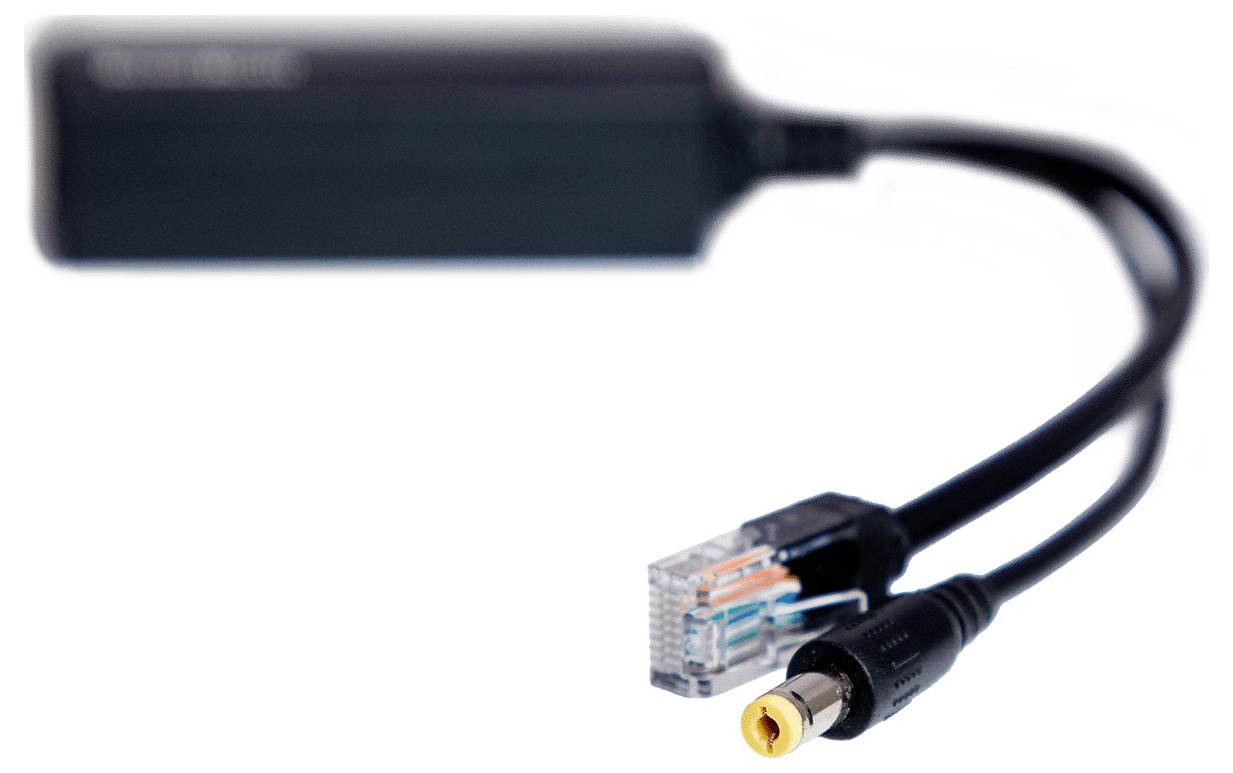 Cavo adattatore nero alimentato da USB con un connettore Ethernet e un connettore di alimentazione DC rotondo su sfondo bianco.