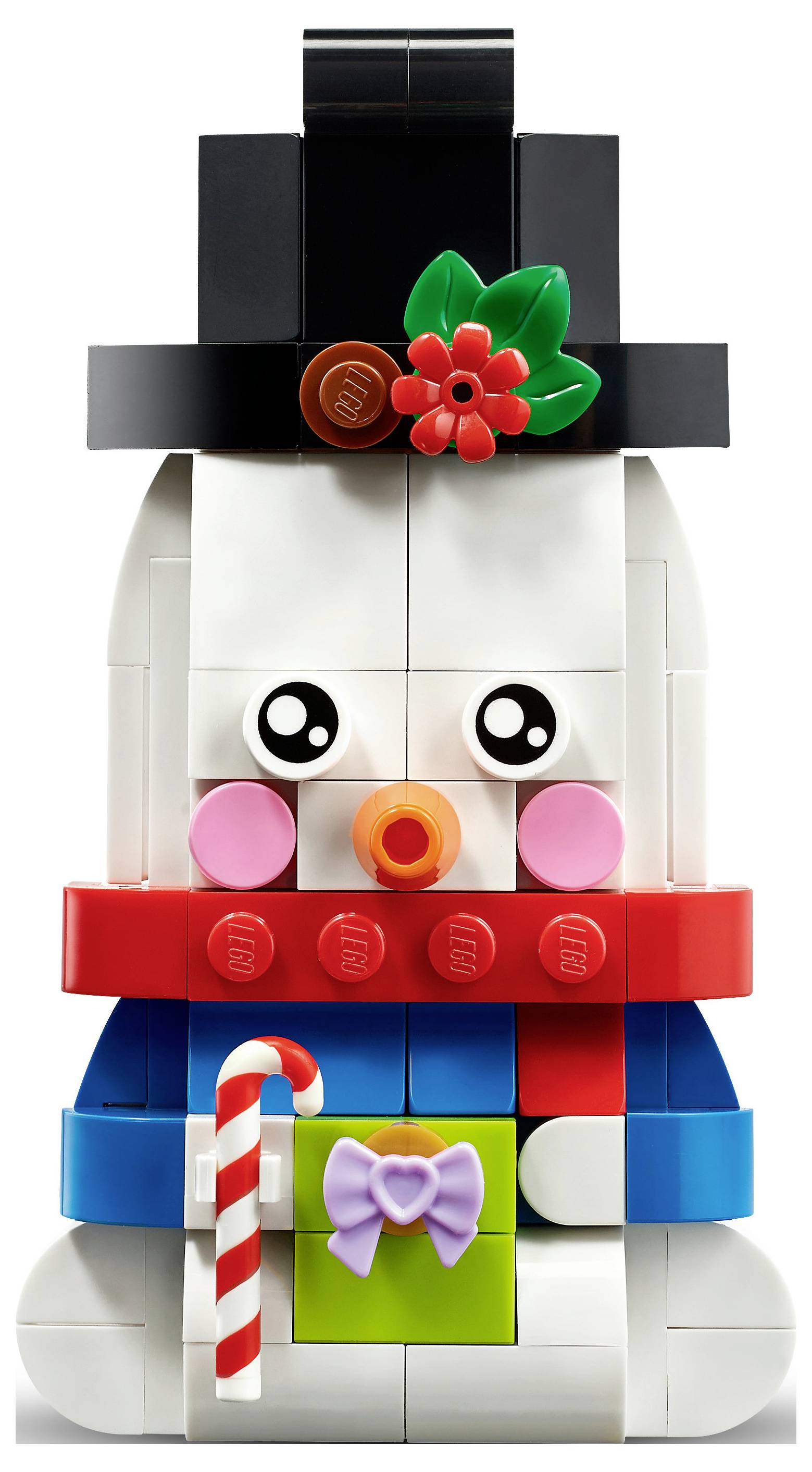 Figurina di pupazzo di neve in stile LEGO con cappello a cilindro nero, sciarpa rossa, guance rosa, bastoncino di zucchero e scatola regalo verde con fiocco viola sul petto.