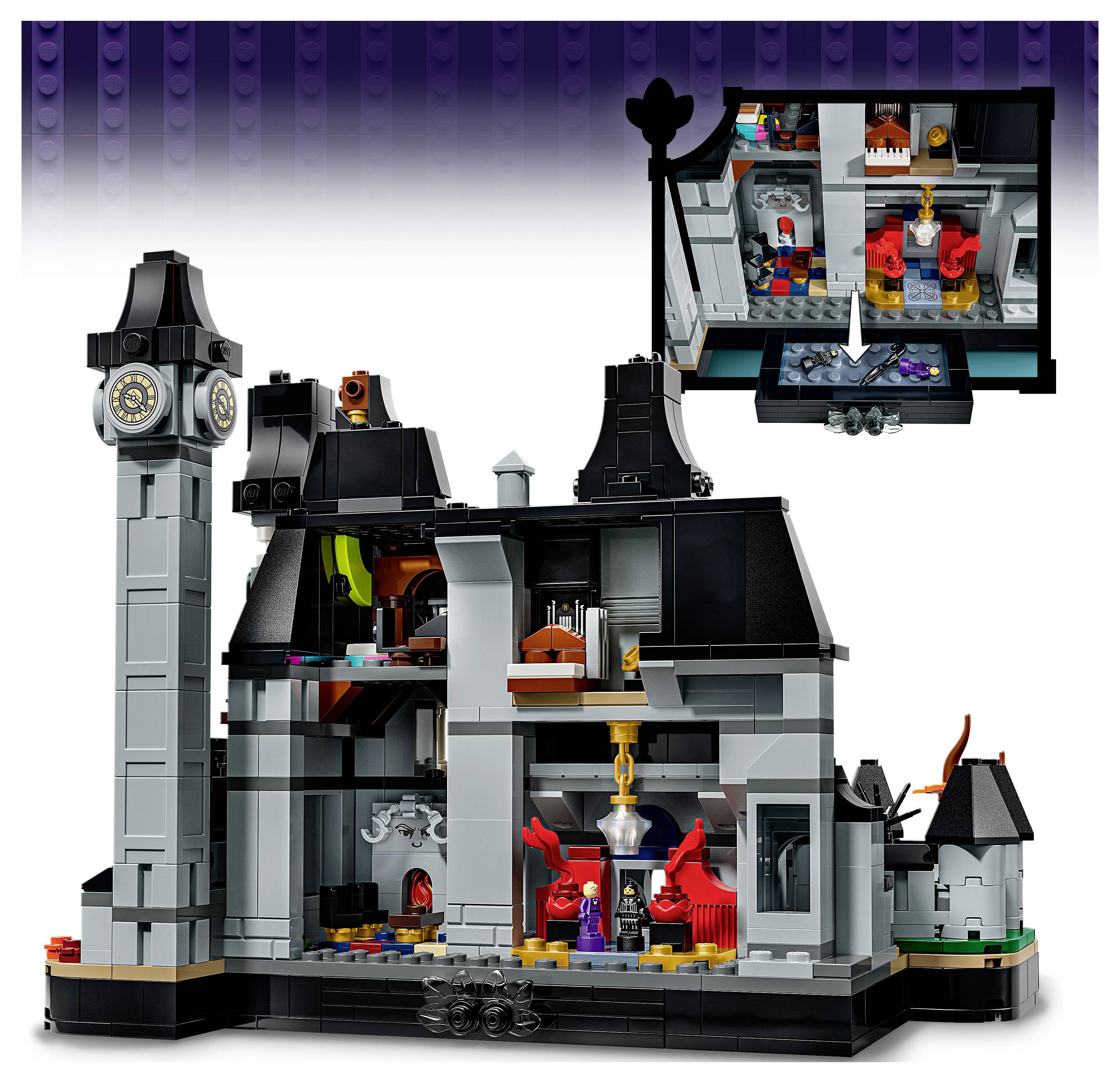 Modello di casa stregata LEGO con torre dell'orologio e stanze interne aperte; l'inserto mostra una stanza al piano superiore con minifigure e una botola nascosta nel pavimento.