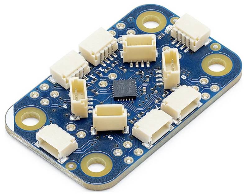 Piccola scheda circuitale blu con più porte connettore bianche e fori di montaggio, mostrata su uno sfondo bianco.