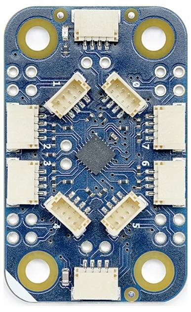 Scheda di circuito stampato blu con microchip centrale e molteplici connettori bianchi ai bordi, con quattro fori di montaggio.
