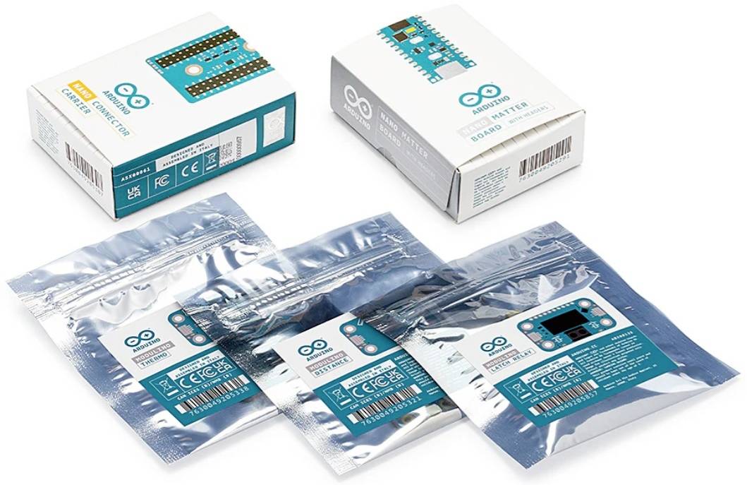 Confezione di vendita della scheda Arduino mostrata come due scatole di prodotto e tre sacchetti antistatici con schede all'interno.