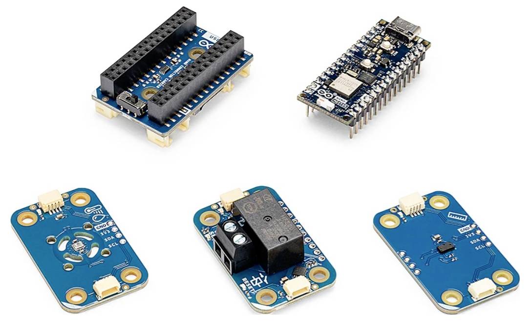Tre piccole schede di controllo o sensore elettroniche blu, una con connettori e un modulo relè, mostrate su uno sfondo bianco.