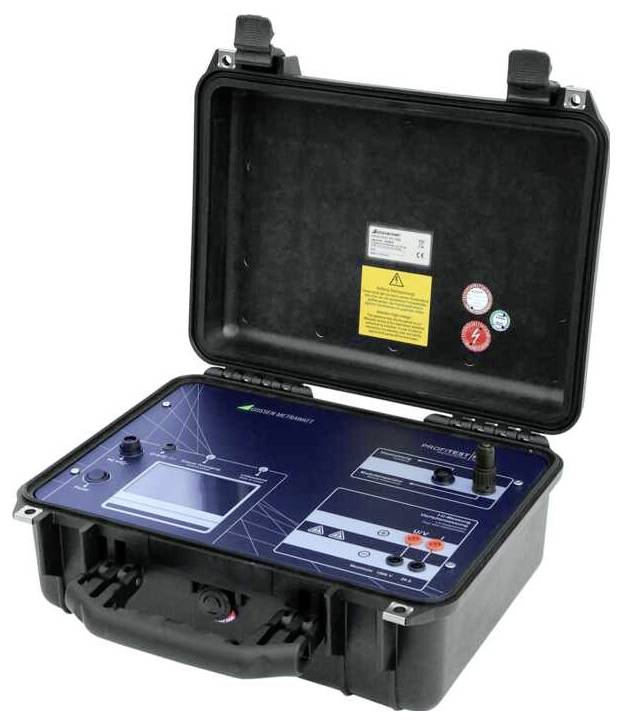 Custodia rigida nera aperta con un pannello di controllo blu, schermo di visualizzazione, manopole e pulsanti, probabilmente un dispositivo portatile di prova o monitoraggio.