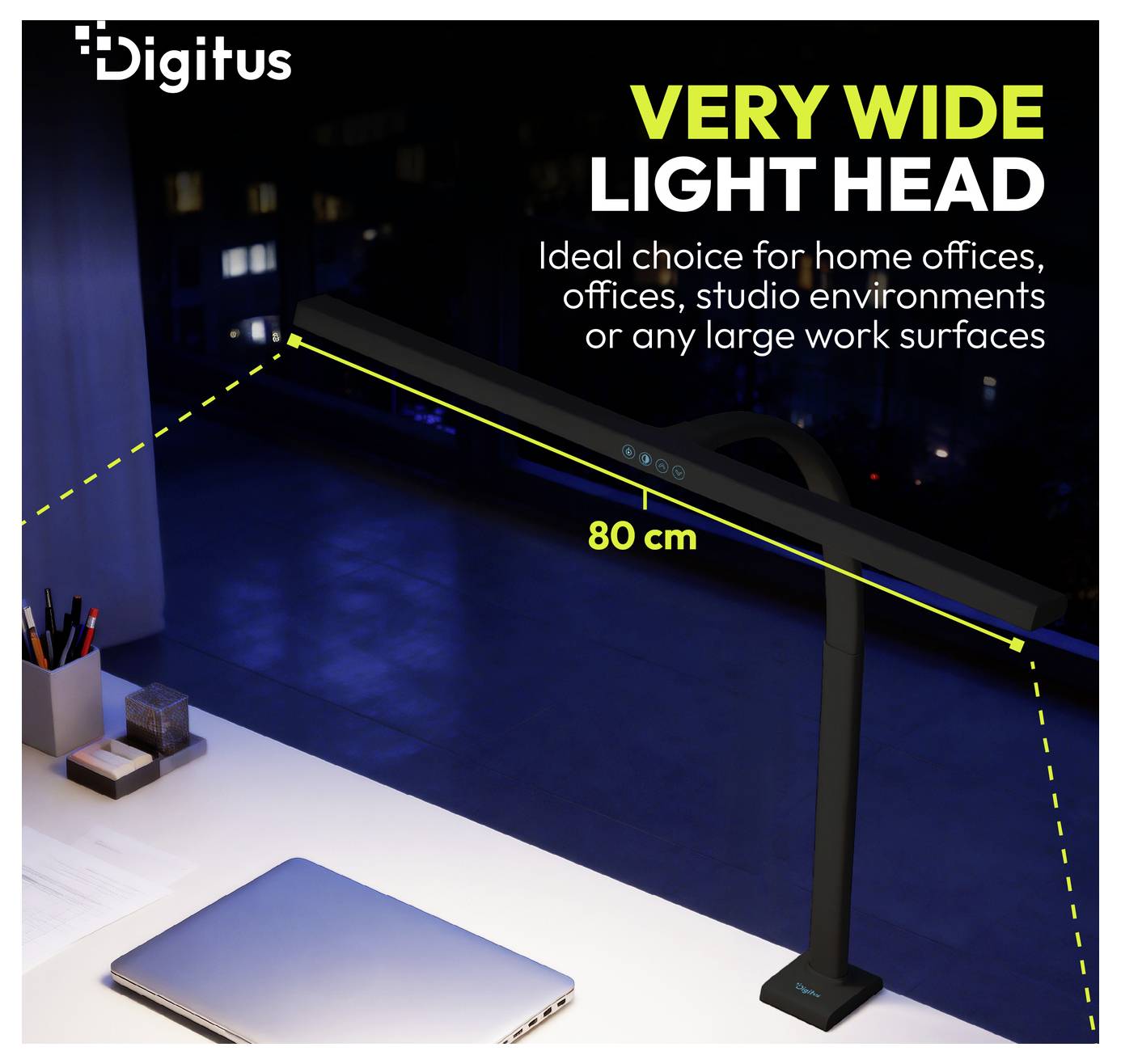 Immagine del prodotto di una lampada da scrivania Digitus a testa molto ampia e leggera, etichettata 80 cm, mostrata in un ambiente di home office con testo che dice che si adatta a uffici e ambienti di studio.