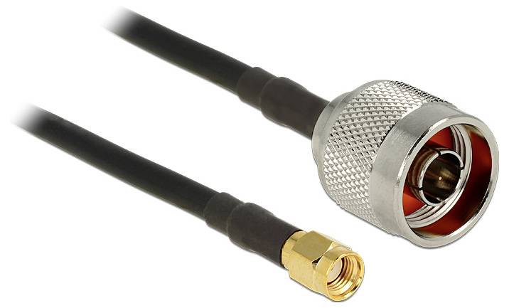 Due connettori per cavi coassiali su cavi neri: un grande connettore maschio in argento e un più piccolo connettore filettato in oro su sfondo bianco.