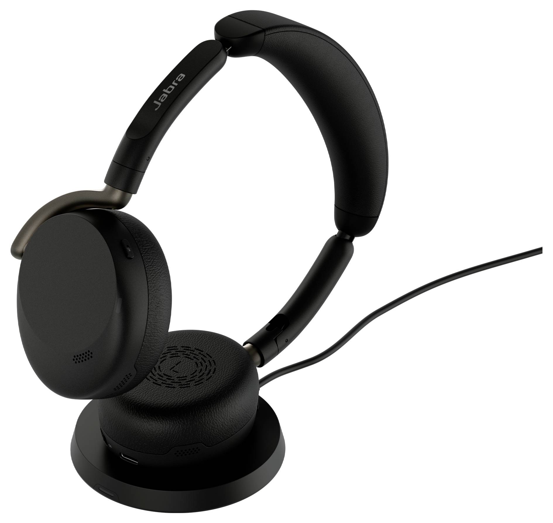 Cuffie nere Jabra over-ear appoggiate su un supporto di ricarica rotondo, con un cavo collegato, mostrate su uno sfondo bianco.