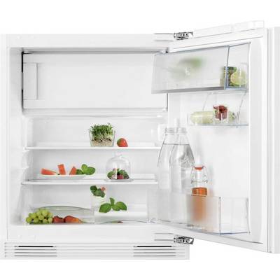 Aprire il frigorifero con ripiani poco forniti contenenti bottiglie d'acqua, frutta, verdure e piccoli contenitori