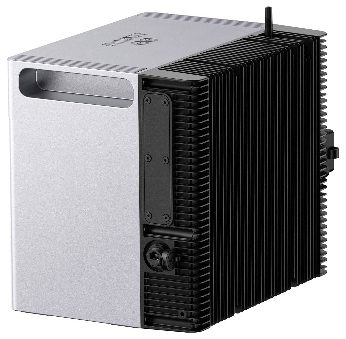 Dispositivo elettronico compatto argento e nero con un grande dissipatore di calore alettato, probabilmente un computer industriale o un modulo processore.