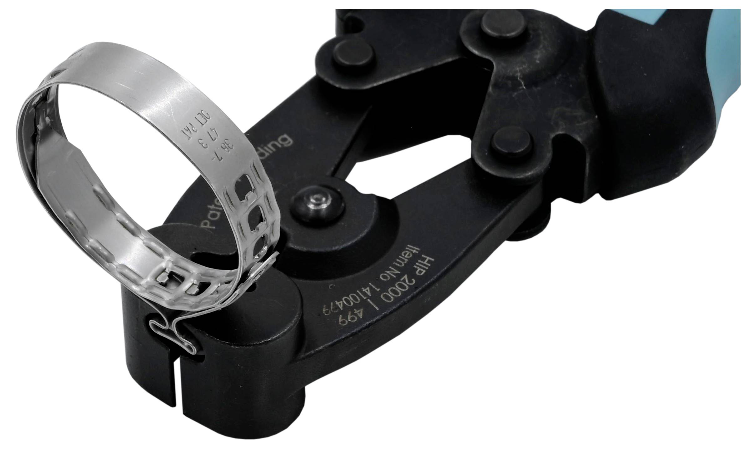 Primo piano di una fascetta stringitubo in metallo tenuta da pinze nere su uno sfondo bianco.