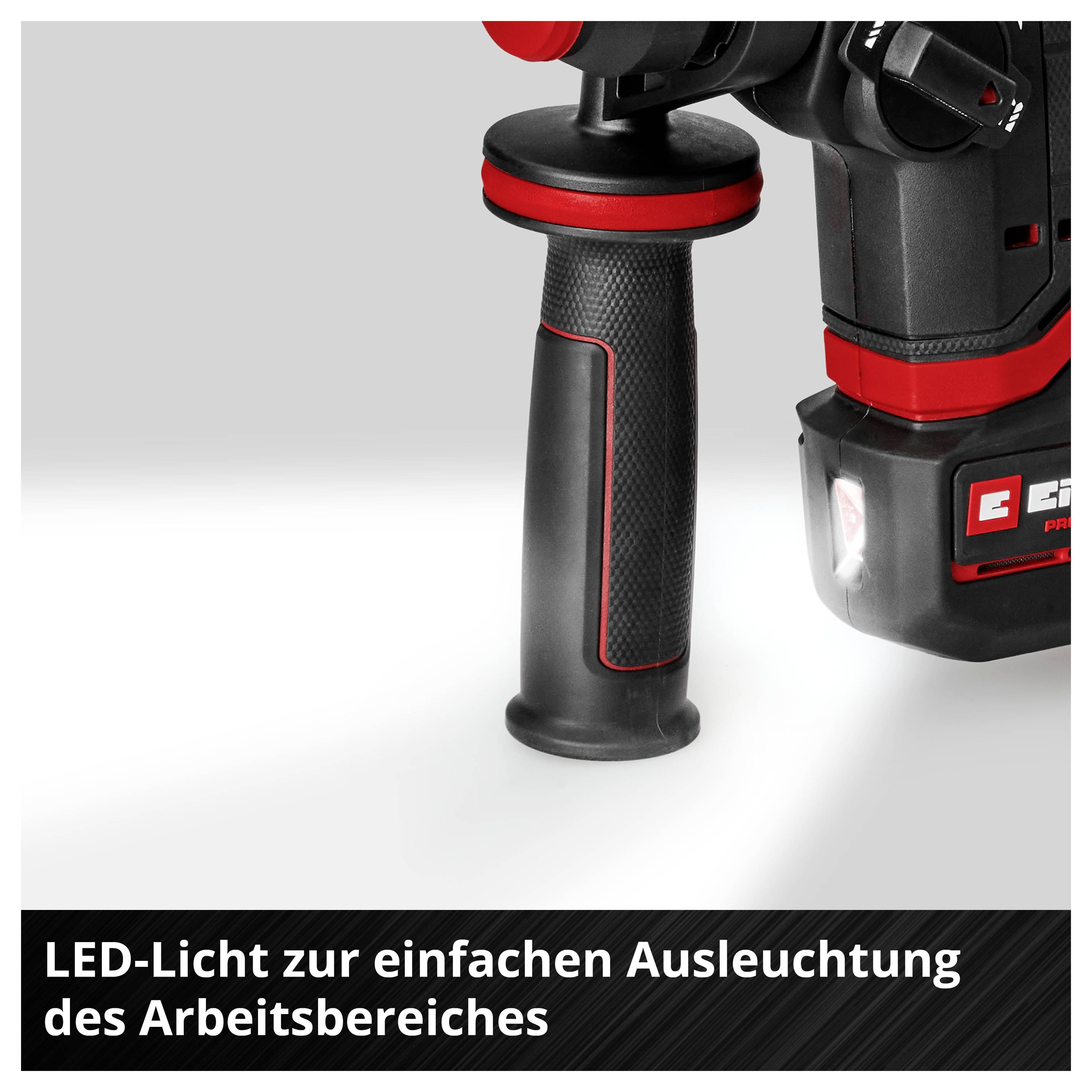 Primo piano di un utensile elettrico rosso-nero con impugnatura ausiliaria; in basso è scritto: "Luce LED per illuminare facilmente l'area di lavoro".