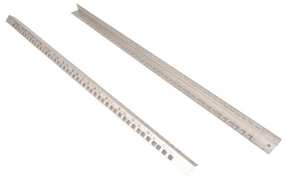 Due righe di lunghi regoli di misurazione in metallo disposti diagonalmente su uno sfondo bianco, uno con tacche di cutout quadrato e uno con segni di misurazione incisi.