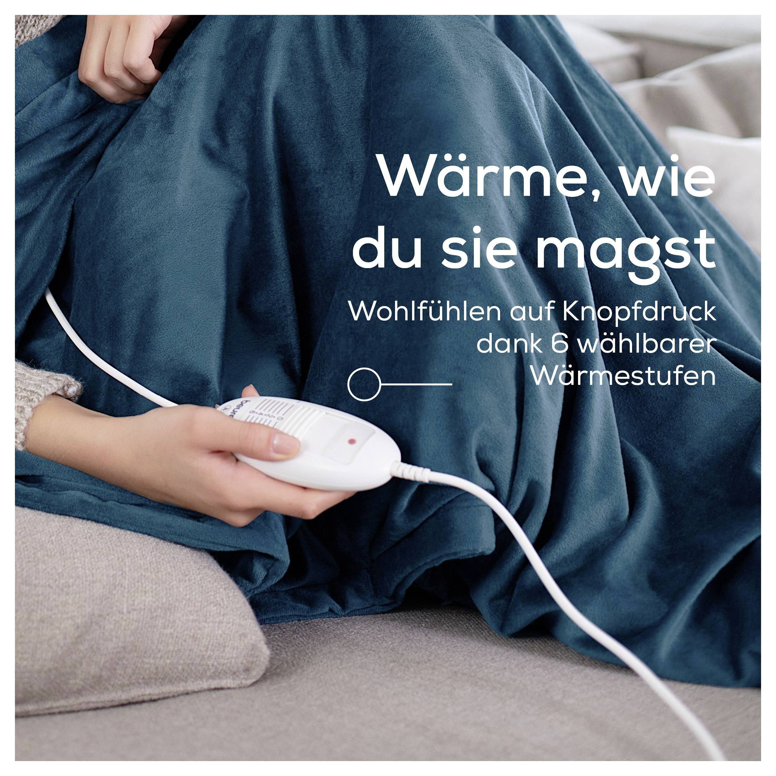 Persona che utilizza una coperta riscaldante elettrica con telecomando manuale; Testo: 'Calore come lo ami' e '6 livelli di calore selezionabili'.
