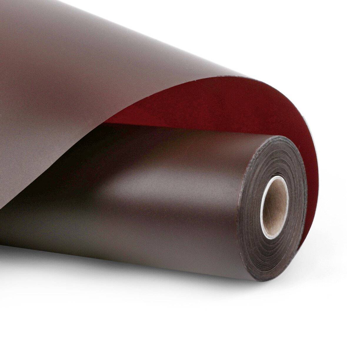 Foglio arrotolato di materiale marrone scuro o nero con un lato rosso, mostrato arrotolato in una bobina su uno sfondo bianco.