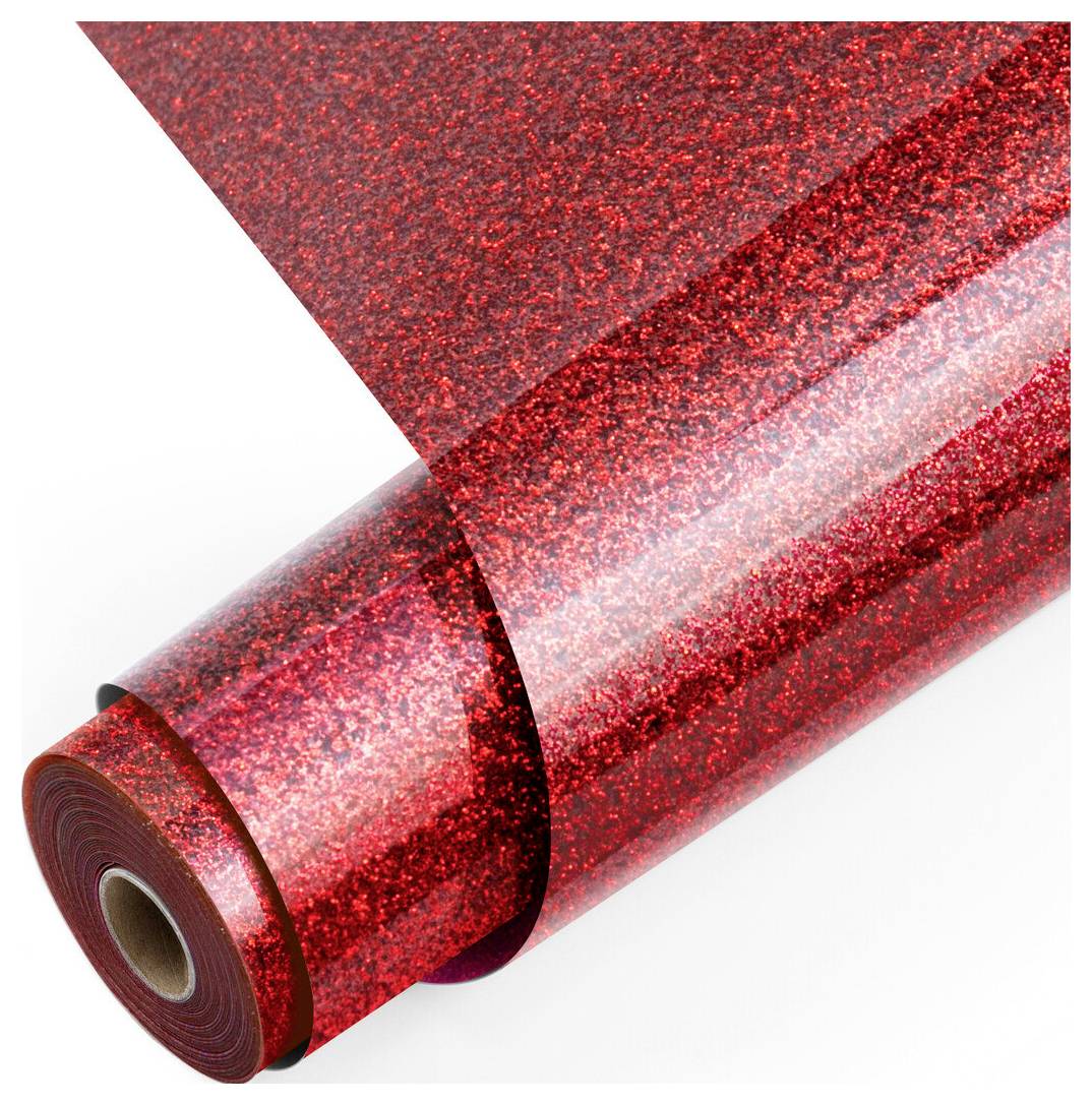 Rotolo di pellicola decorativa scintillante rossa o materiale da imballaggio srotolato diagonalmente su uno sfondo bianco