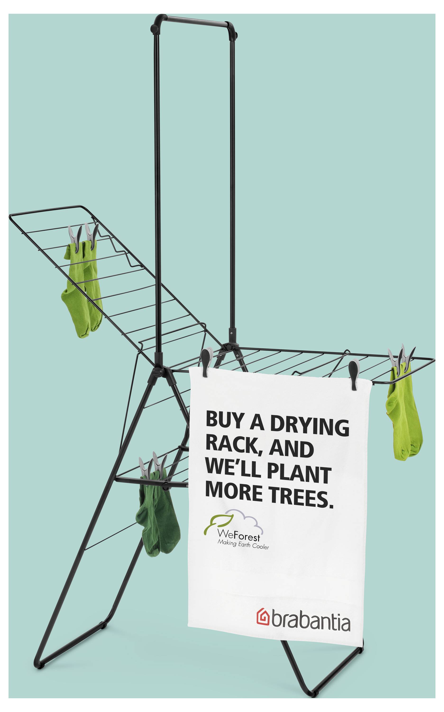 Immagine promozionale di uno stendino con panni e il testo 'ACQUISTA UNO STENDINO, E NOI PIANTEREMO PIÙ ALBERI.' con i loghi di Brabantia e Forest.