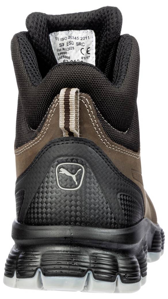 Vista posteriore di uno stivale da lavoro Puma marrone e nero con suola con tacchetti spessi ed etichetta di certificazione di sicurezza sulla linguetta