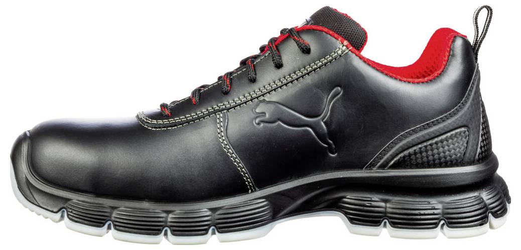 Scarpa atletica Black Puma con interno rosso, vista laterale su sfondo bianco.