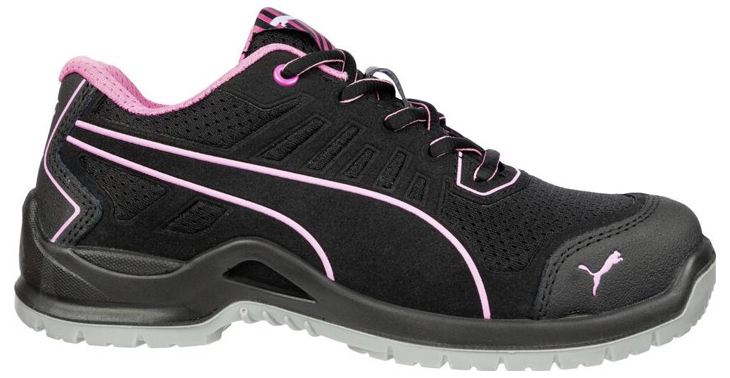 Scarpa da lavoro Puma nera a taglio basso con accenti rosa, suola esterna grigia robusta e puntale protettivo, mostrata in vista laterale su sfondo bianco.