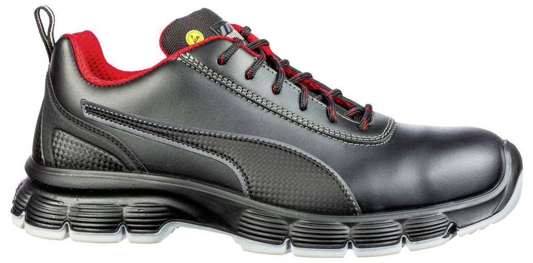 Scarpa da lavoro atletica nera con accenti rossi, suola spessa e ammortizzata, e punta rinforzata, mostrata in vista laterale su sfondo bianco.
