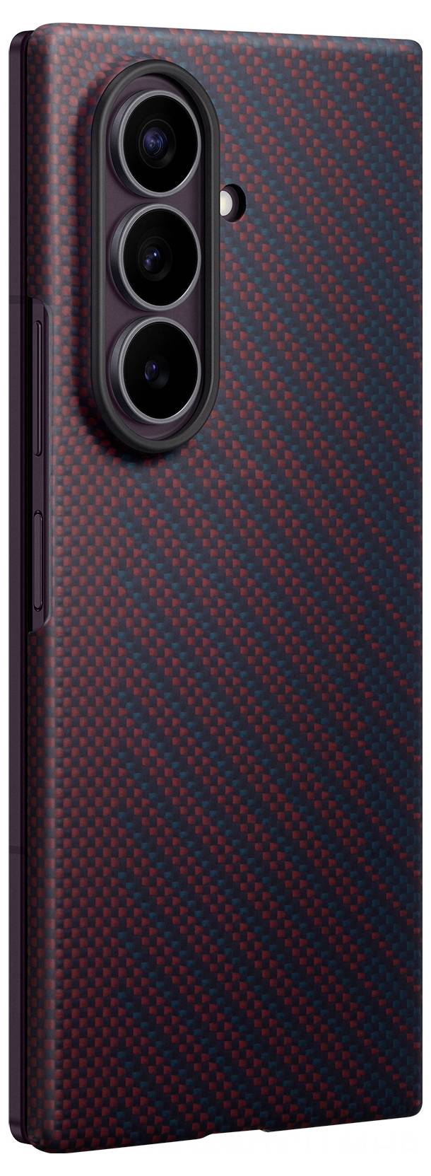 Primo piano di una custodia per smartphone con un motivo texture rosso e nero e ritaglio tripla fotocamera rialzato sul retro.