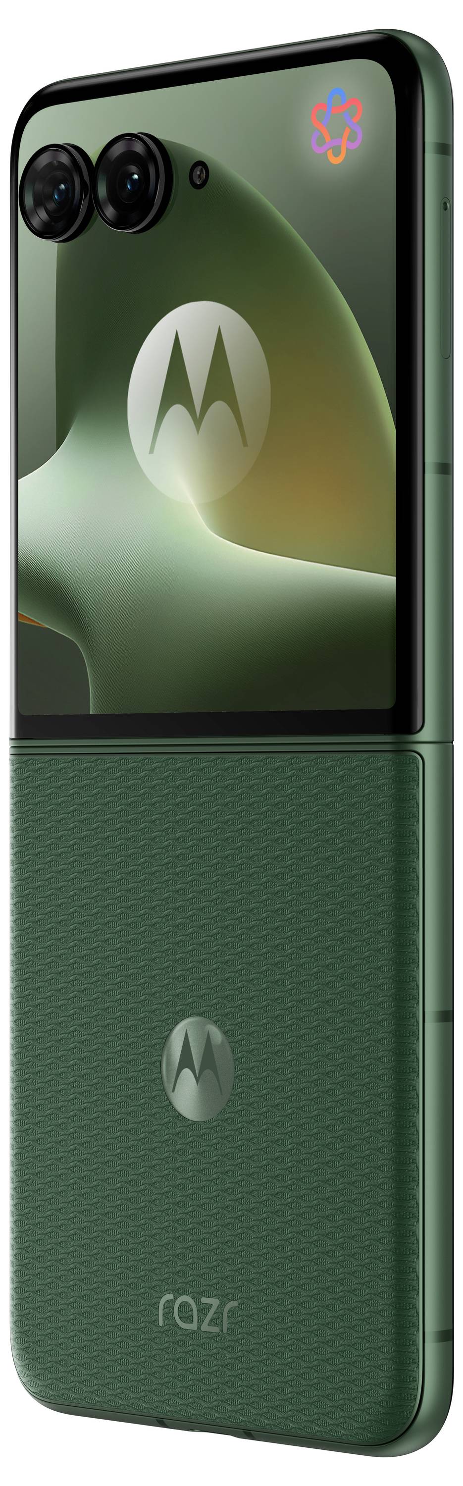 Smartphone pieghevole Motorola Razr verde mostrato parzialmente aperto, con doppia fotocamera posteriore e logo Motorola sulla cover e sul retro.
