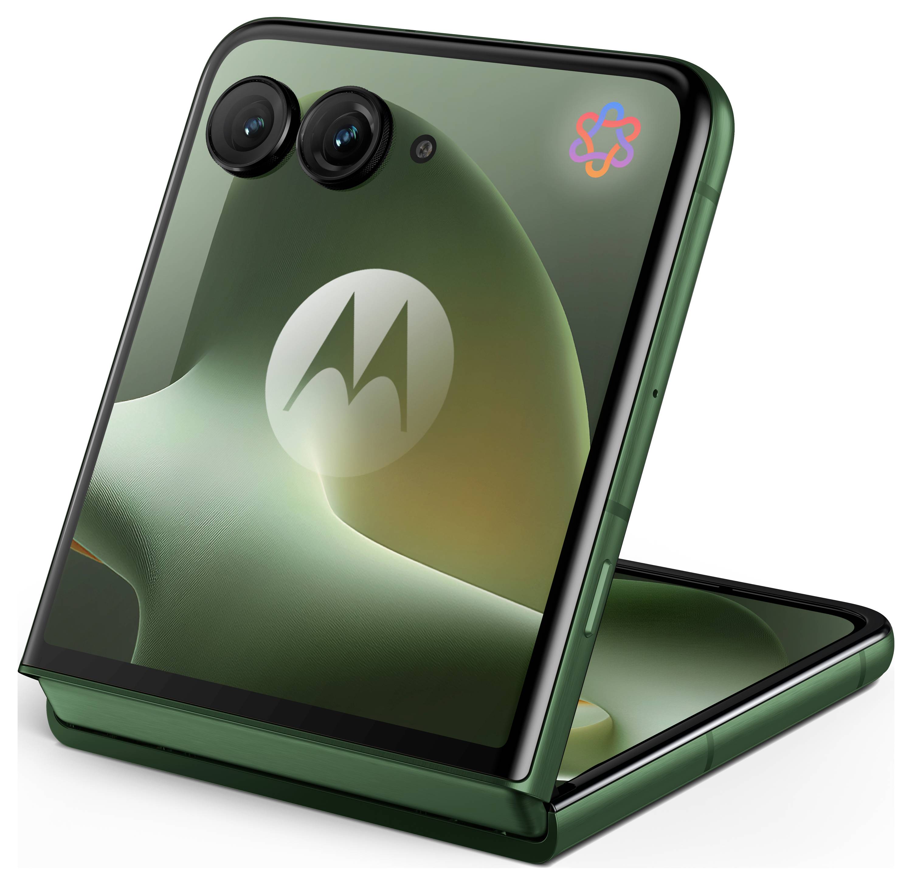 Smartphone pieghevole Motorola verde mostrato parzialmente aperto, con doppia fotocamera posteriore e logo Motorola visibile sullo schermo di copertina.
