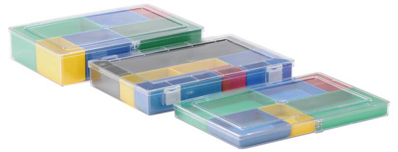 Tre organizzatori in plastica trasparente impilati diagonalmente, ciascuno con scomparti colorati in teal, giallo, blu e rosso su uno sfondo bianco.