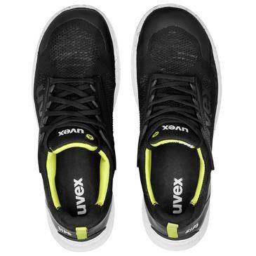 Paio di scarpe atletiche nere con accenti giallo neon, mostrate dall'alto su uno sfondo bianco.